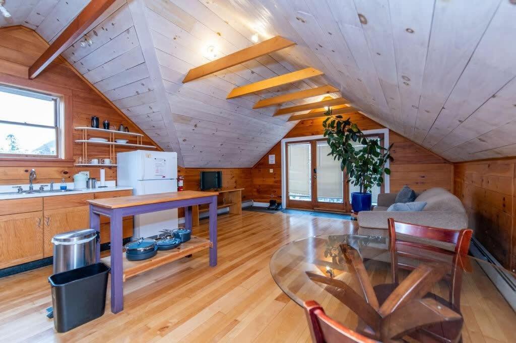 Bright And Cozy Treehouse Apartment เบอร์ลิงตัน ภายนอก รูปภาพ