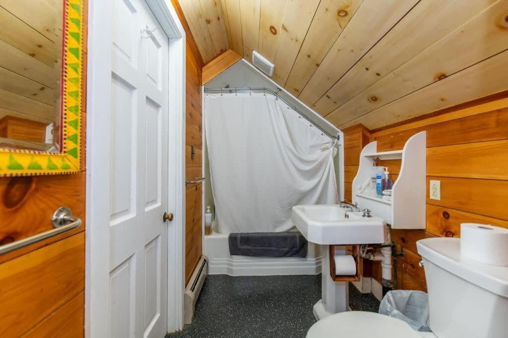 Bright And Cozy Treehouse Apartment เบอร์ลิงตัน ภายนอก รูปภาพ